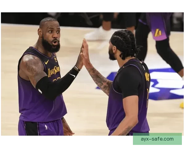 詹姆斯父子打高尔夫遭遇惊险瞬间 水中突然现鳄鱼 老詹勇敢捡球再现硬汉本色